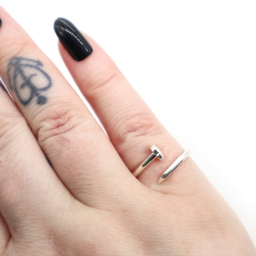 Verstellbarer Ring Nagel Silber 925, Ring im Nagel Design, Ring verstellbar, Ring Anpassbar, Gothic Ring von Pour la Rebelle