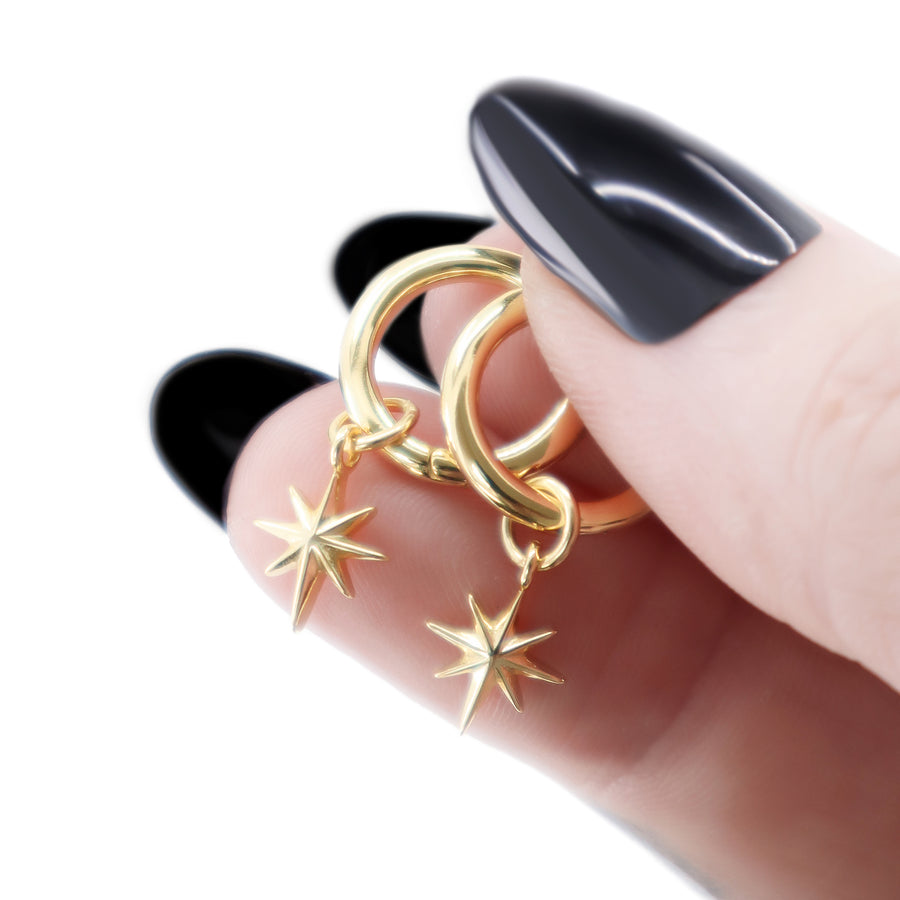 Creolen mit feinem Nordstern Anhänger aus 14K vergoldetem 925 Silber, wunderschöne Stern Ohrringe, Gothic und alternativer Schmuck, elegante Ohrringe in Gold mit Stern-Design für Damen von Pour la Rebelle