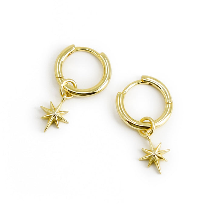 Creolen mit feinem Nordstern Anhänger aus 14K vergoldetem 925 Silber, wunderschöne Stern Ohrringe, Gothic und alternativer Schmuck, elegante Ohrringe in Gold mit Stern-Design für Damen von Pour la Rebelle