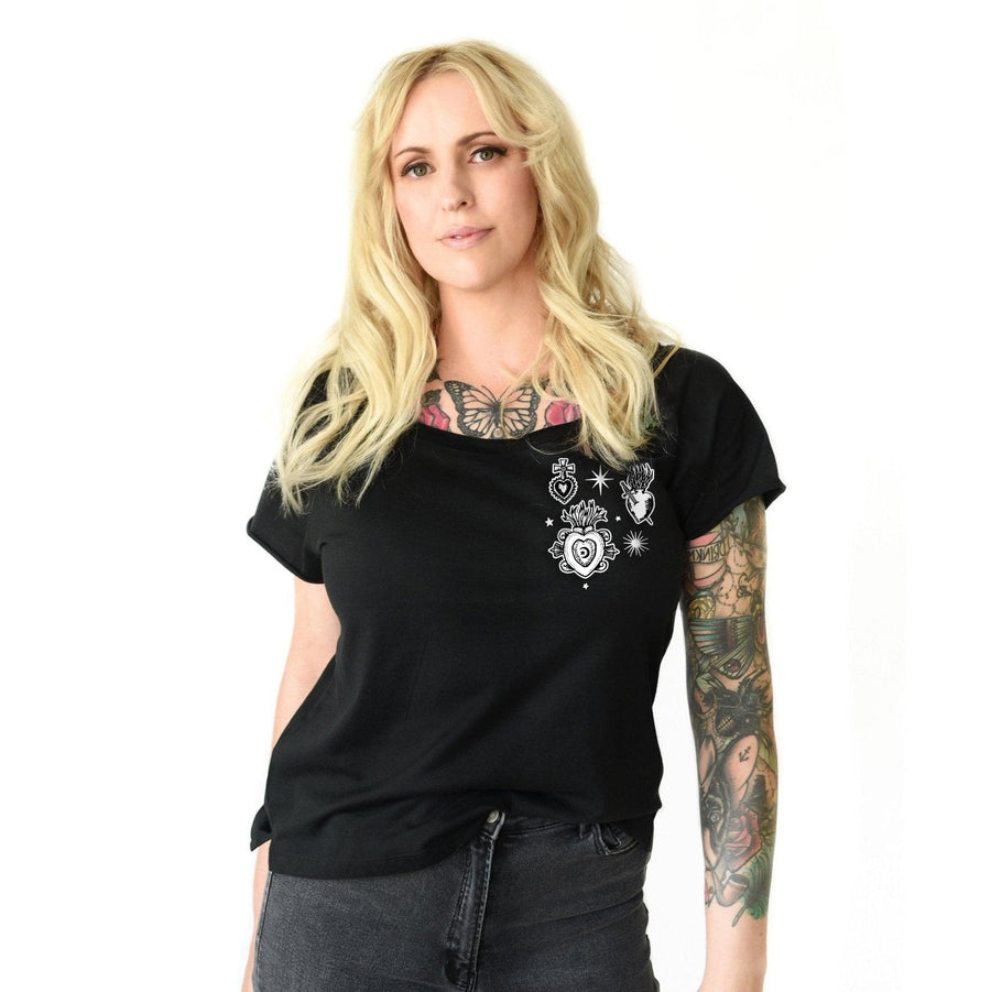 Ex-Voto Herz T-Shirt im Gothic Stil, alternativer und auffälliger Look, rebellisches Shirt mit Herz-Design für Damen von Pour la Rebelle