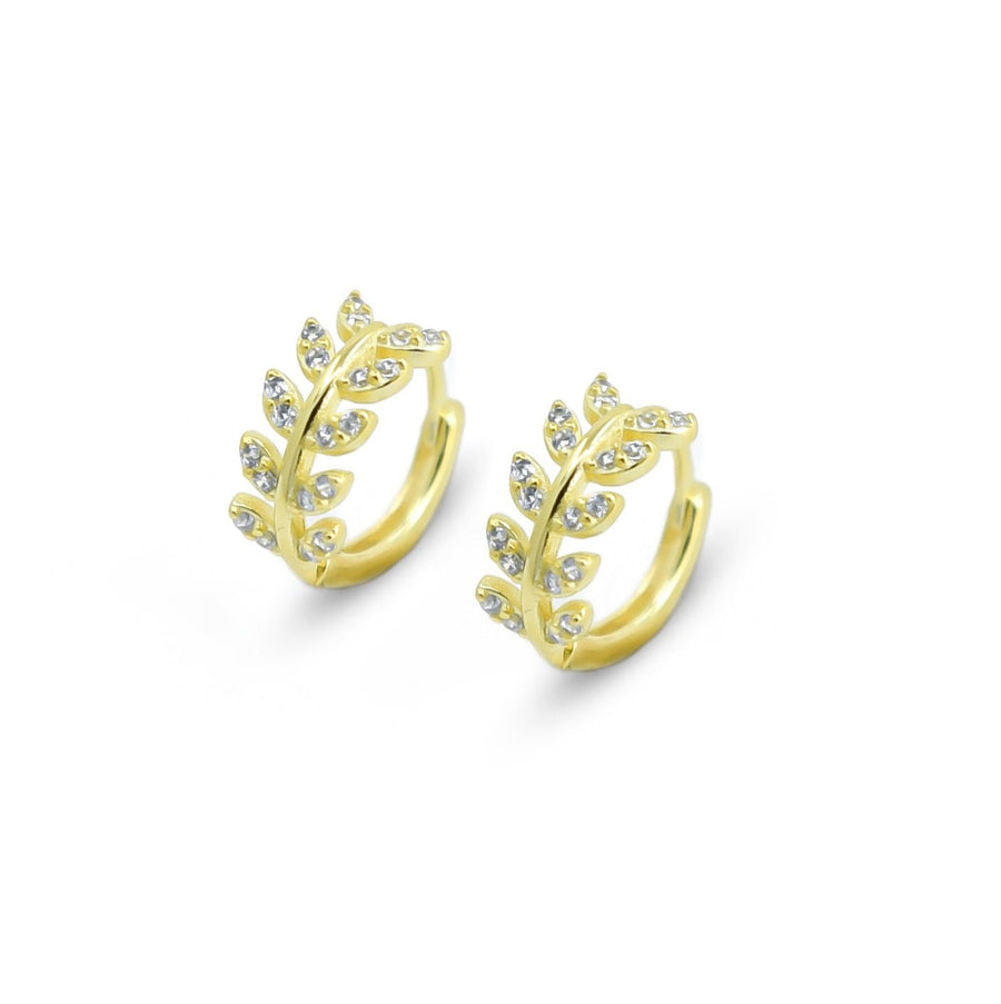 Feine Blatt Creolen aus vergoldetem 925 Silber mit Zirkonia, alternativer und Gothic Schmuck, filigrane goldene Ohrringe mit Blatt-Design für Damen von Pour la Rebelle.