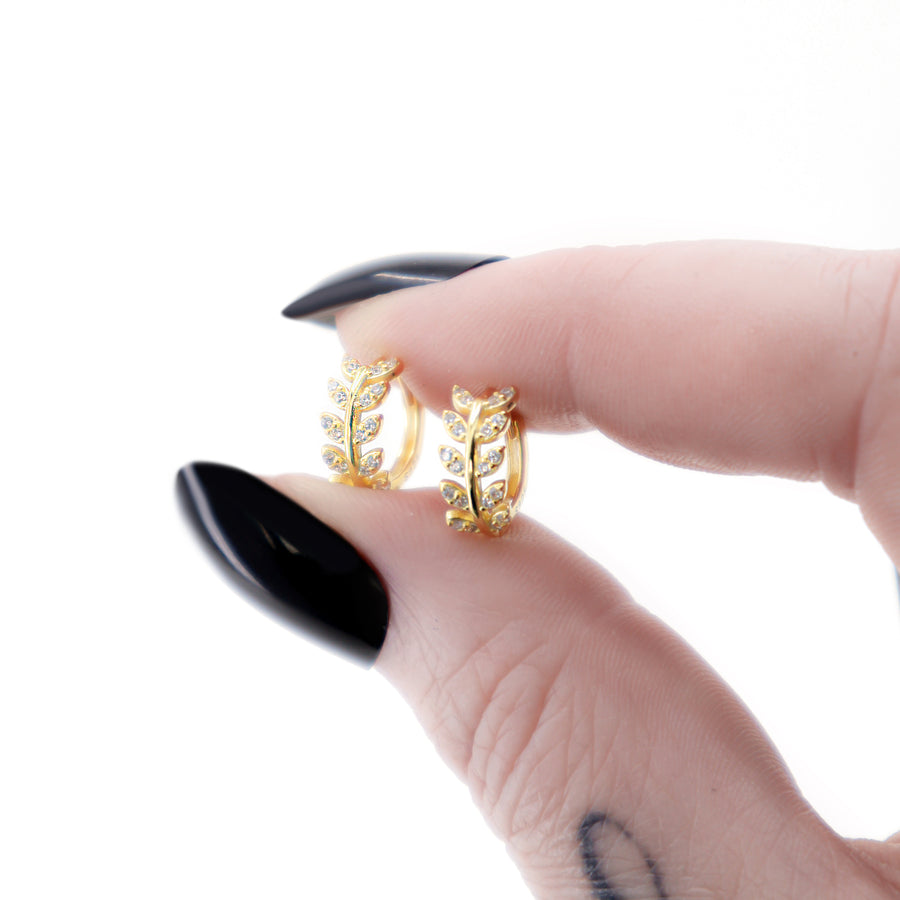 Feine Blatt Creolen aus vergoldetem 925 Silber mit Zirkonia, alternativer und Gothic Schmuck, filigrane goldene Ohrringe mit Blatt-Design für Damen von Pour la Rebelle.