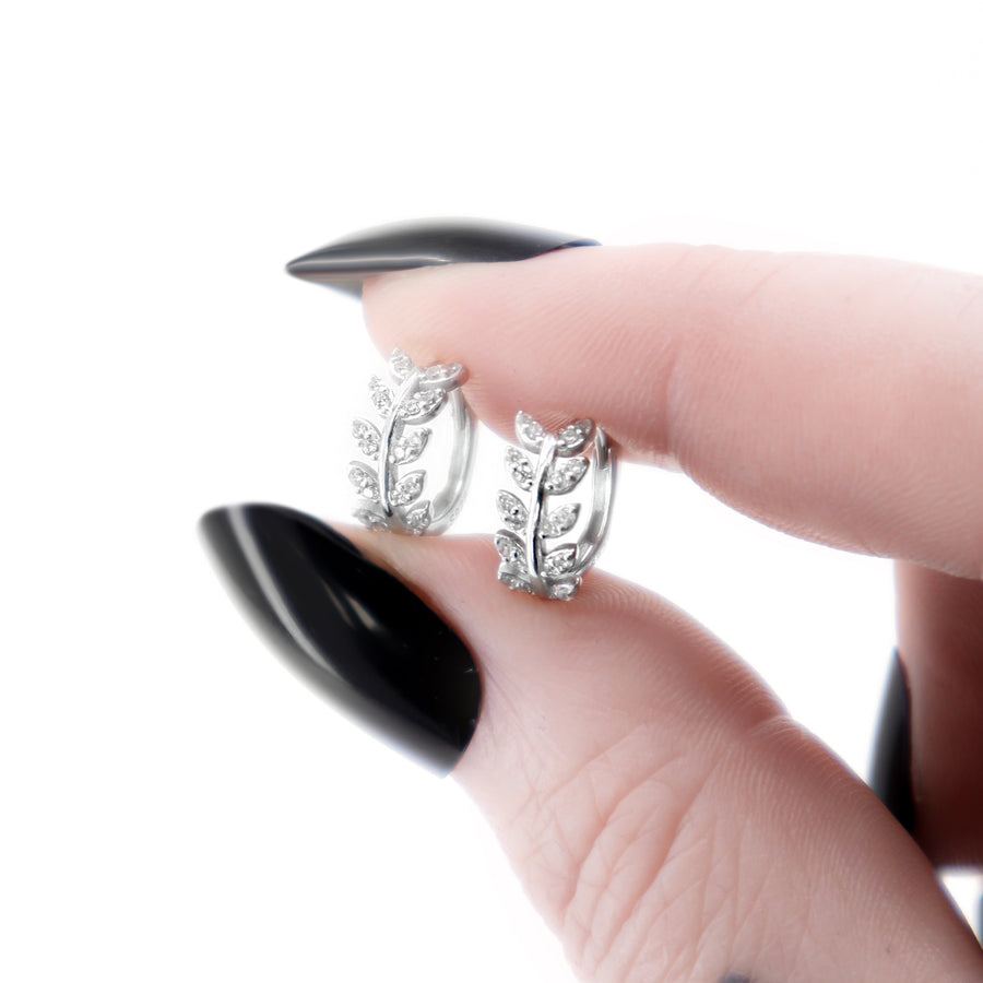 Feine Blatt Creolen aus 925 Silber mit Zirkonia, alternativer und Gothic Schmuck, filigrane silberne Ohrringe mit Blatt-Design für Damen von Pour la Rebelle.