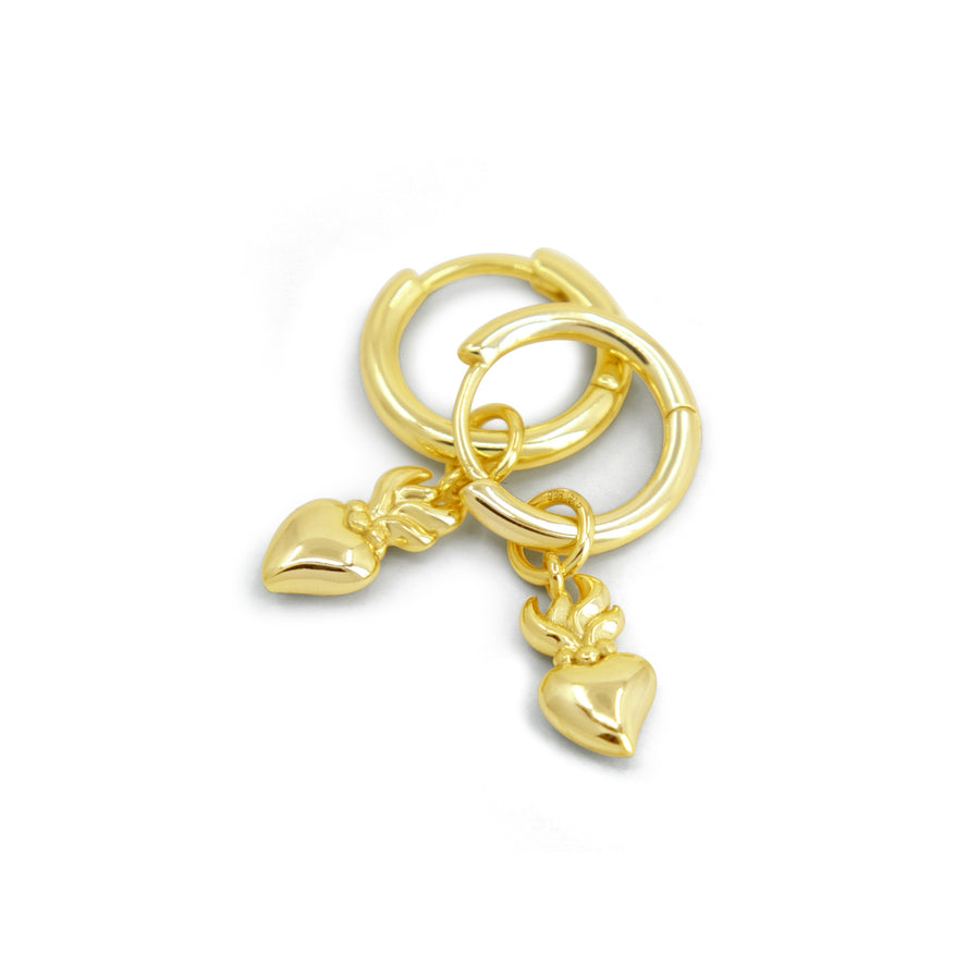 Flammendes Herz Ohrringe aus vergoldetem 925 Silber, Ex-Voto Ohrringe, auffälliger und alternativer Schmuck, einzigartige Creolen mit Herz Anhänger in Gold, stilvolle Accessoires von Pour la Rebelle