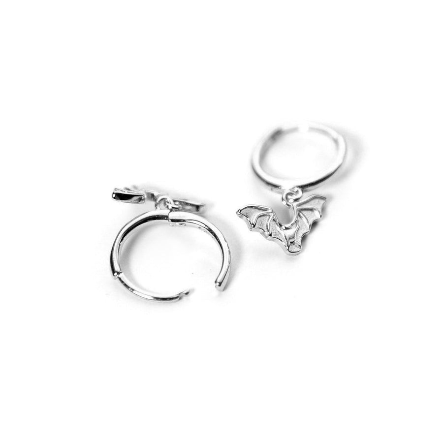 Kleine Creolen aus 925 Silber mit Fledermaus Anhänger, Gothic und alternativer Schmuck, stylische Fledermaus Ohrringe für Damen, Silberschmuck von Pour la Rebelle