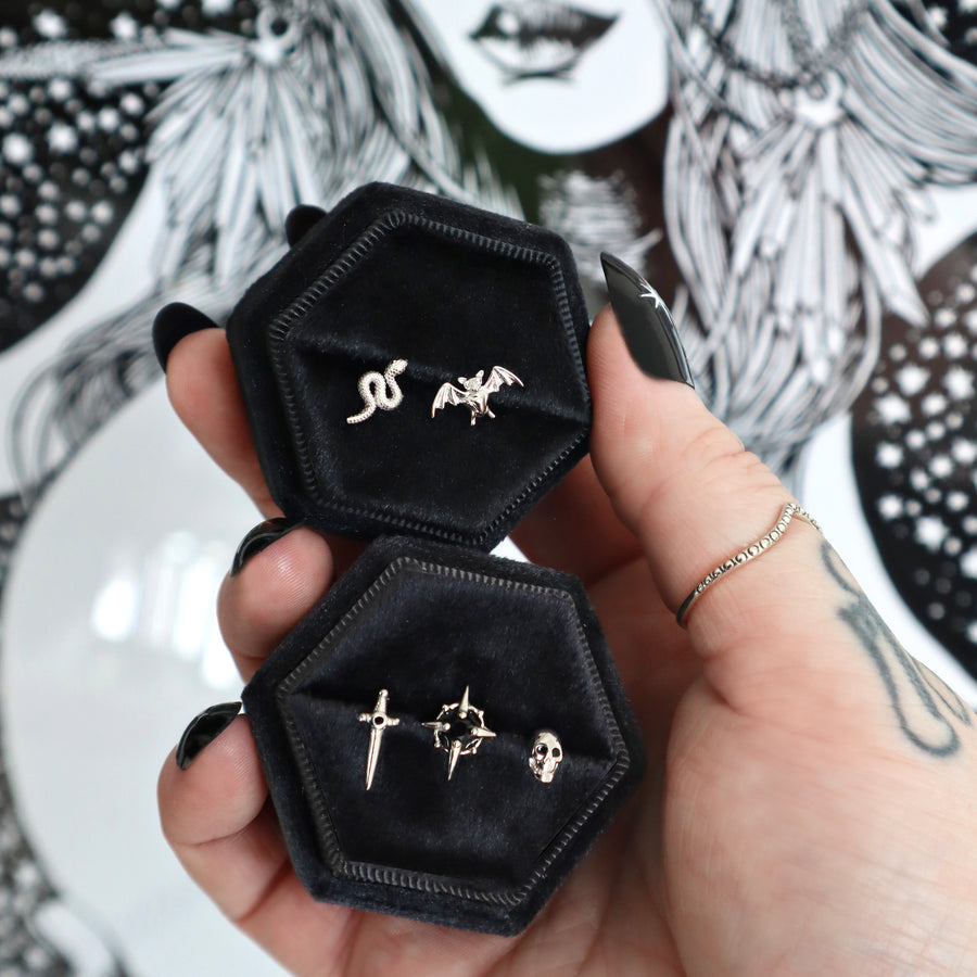 Halloween Ohrringe aus 925 Silber, Gothic und alternativer Schmuck, auffällige Ohrringe mit Halloween-Motiv, Mix & Match Halloween Ohrstecker, einzigartiger Silberschmuck für Damen von Pour la Rebelle