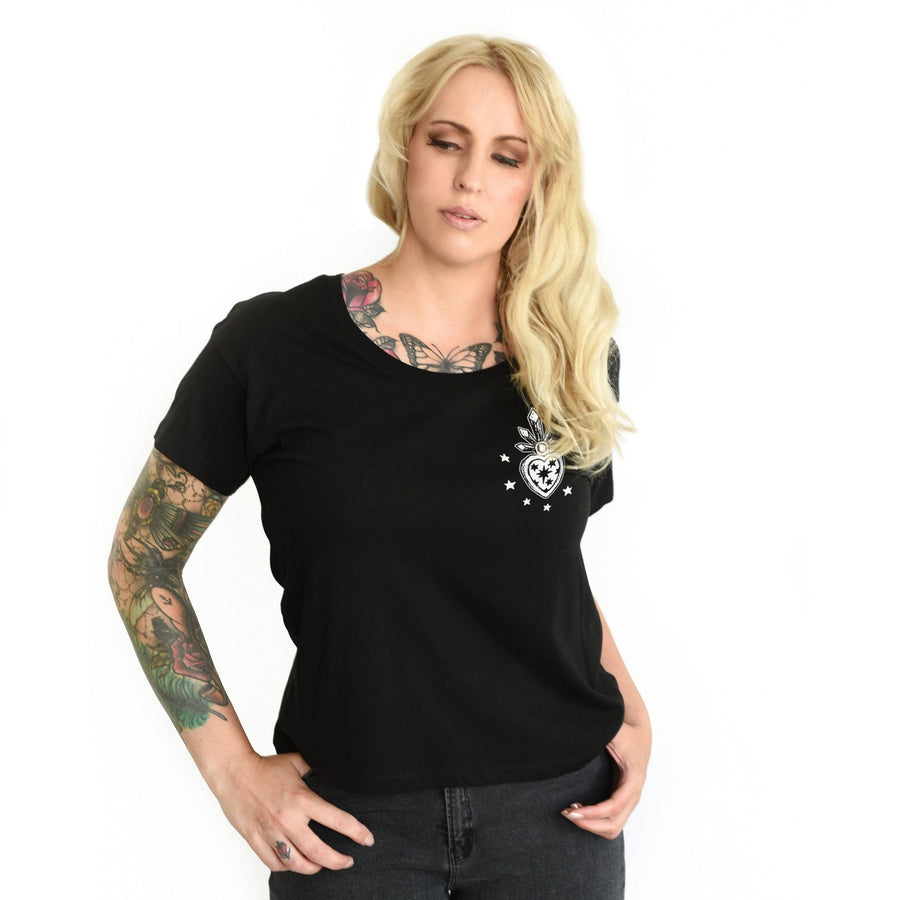 Herz mit Schwert T-Shirt im Gothic Stil, alternativer und rebellischer Look, einzigartiges Shirt mit Schwert-Design für Damen von Pour la Rebelle