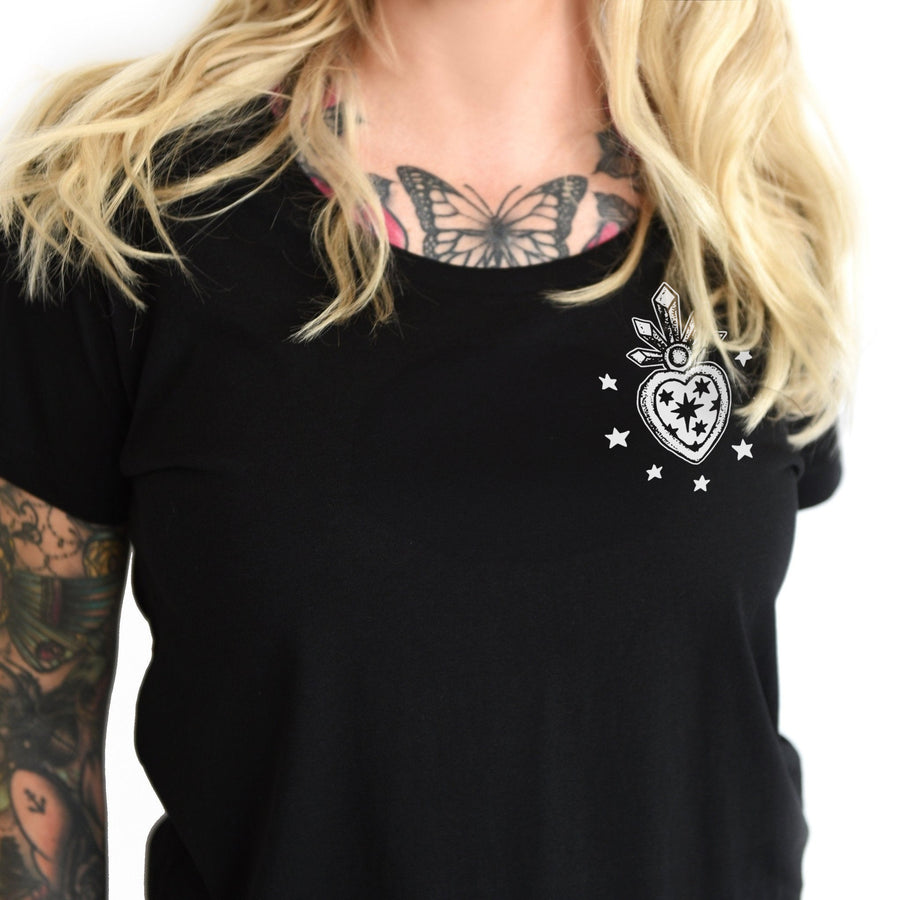 Herz mit Schwert T-Shirt im Gothic Stil, alternativer und rebellischer Look, einzigartiges Shirt mit Schwert-Design für Damen von Pour la Rebelle