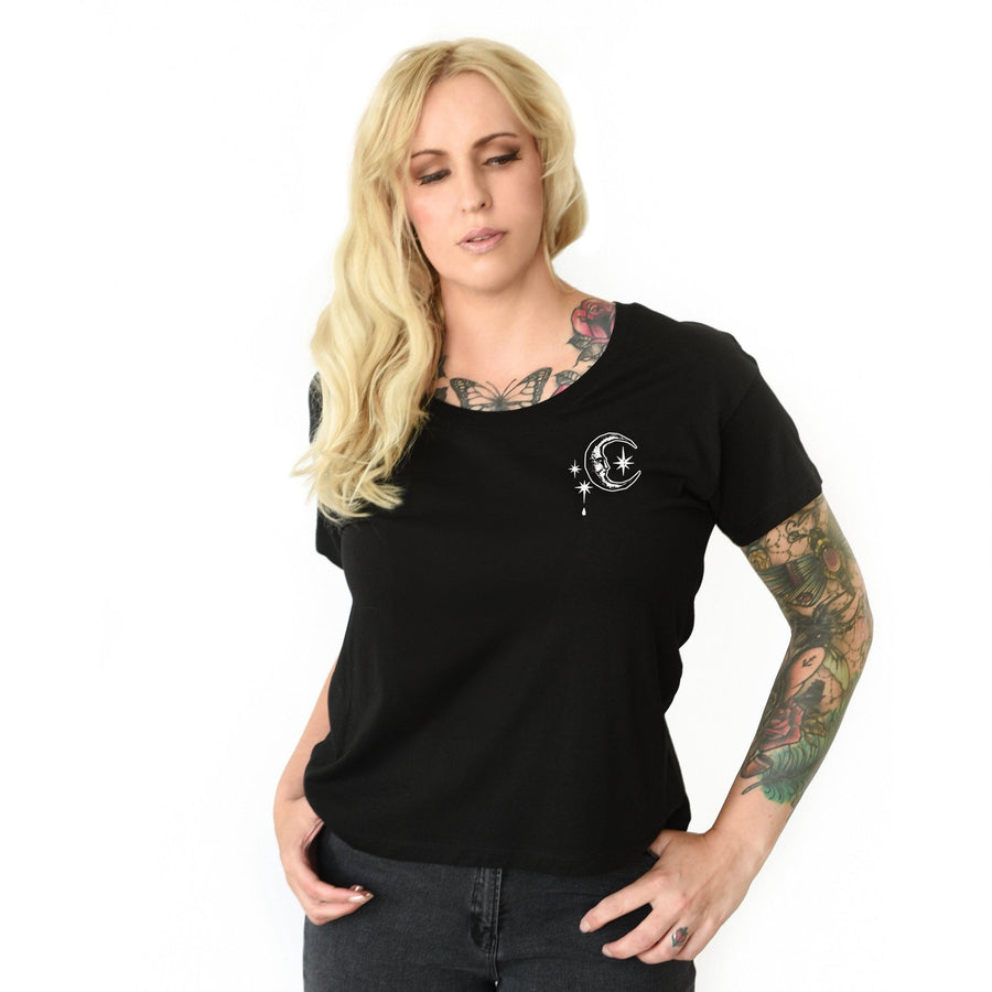 Mond Schere T-Shirt im Gothic Stil, alternativer und mystischer Look, T-Shirt für Friseurinnen, einzigartiges Shirt mit Scheren- und Mond-Design für Damen von Pour la Rebelle