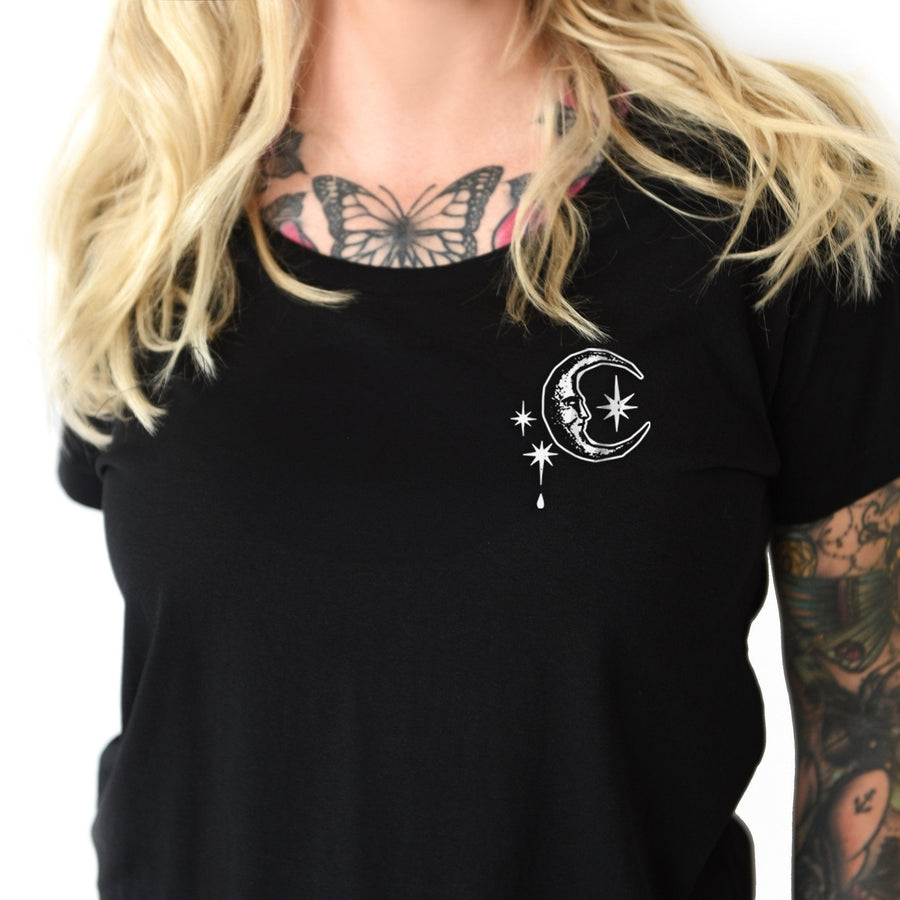 Mond Schere T-Shirt im Gothic Stil, alternativer und mystischer Look, T-Shirt für Friseurinnen, einzigartiges Shirt mit Scheren- und Mond-Design für Damen von Pour la Rebelle