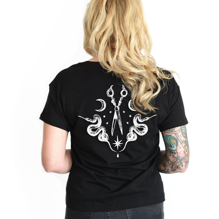 Mond Schere T-Shirt im Gothic Stil, alternativer und mystischer Look, T-Shirt für Friseurinnen, einzigartiges Shirt mit Scheren- und Mond-Design für Damen von Pour la Rebelle