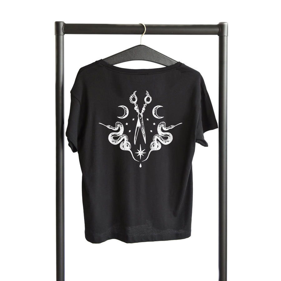 Mond Schere T-Shirt im Gothic Stil, alternativer und mystischer Look, T-Shirt für Friseurinnen, einzigartiges Shirt mit Scheren- und Mond-Design für Damen von Pour la Rebelle