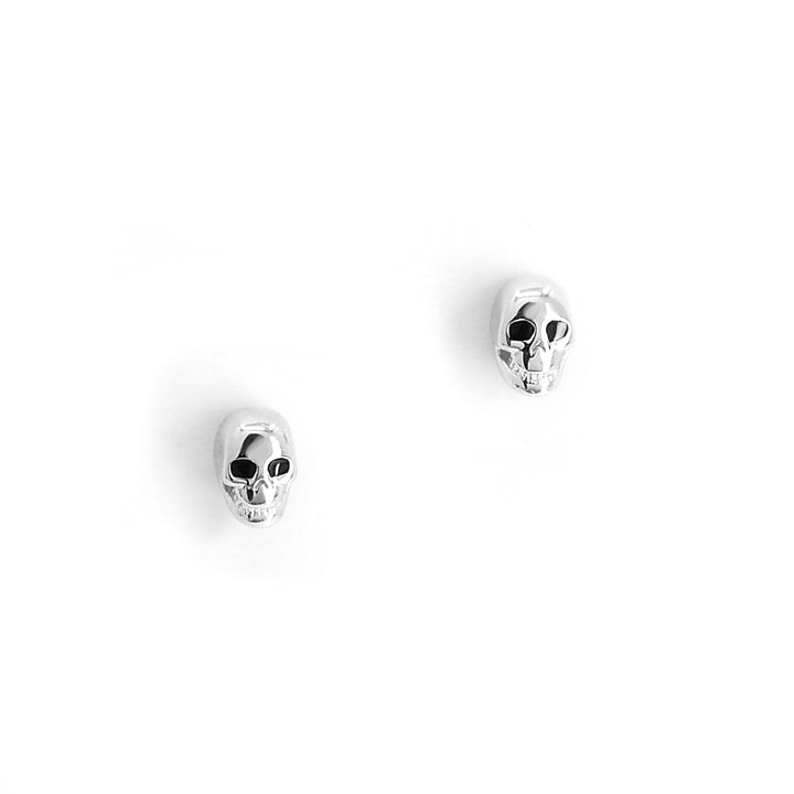 Kleine Totenkopf Ohrstecker aus 925 Silber, Gothic und punkiger Schmuck, minimalistischer Skull Ohrring, stylische Accessoires von Pour la Rebelle