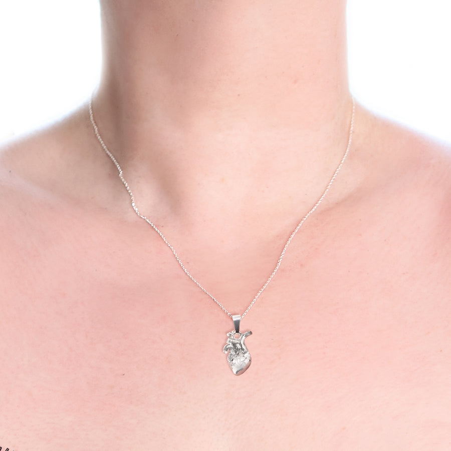 Kette mit anatomischem Herz Anhänger aus 925 Silber, einzigartiger und alternativer Schmuck, cool und auffällige Halskette für Damen von Pour la Rebelle