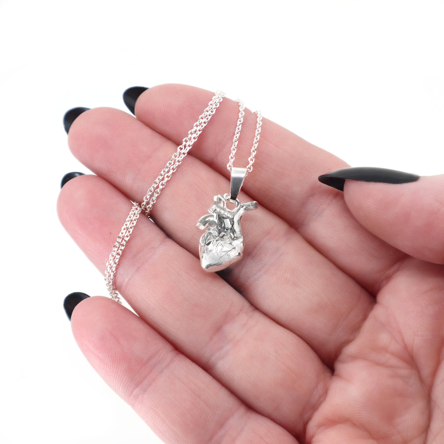 Kette mit anatomischem Herz Anhänger aus 925 Silber, einzigartiger und alternativer Schmuck, cool und auffällige Halskette für Damen von Pour la Rebelle