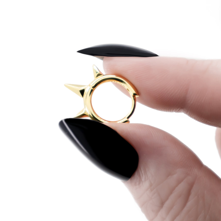 Drei Spike Ohrringe aus vergoldetem 925 Silber, alternativer und Gothic Schmuck, auffällige goldene Ohrringe mit dreifachem Spike-Design für Damen von Pour la Rebelle.