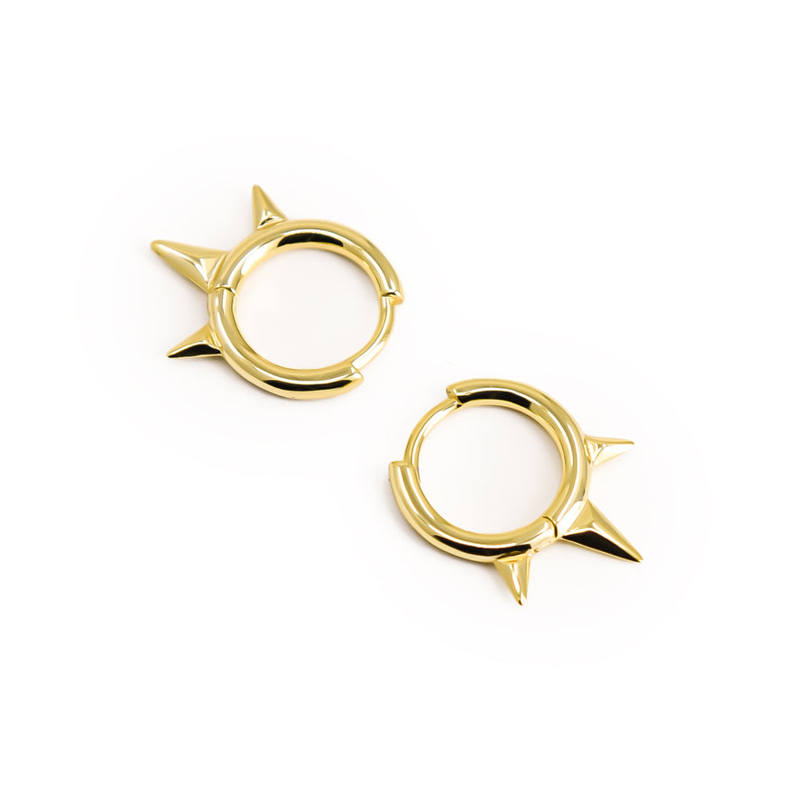 Drei Spike Ohrringe aus vergoldetem 925 Silber, alternativer und Gothic Schmuck, auffällige goldene Ohrringe mit dreifachem Spike-Design für Damen von Pour la Rebelle.