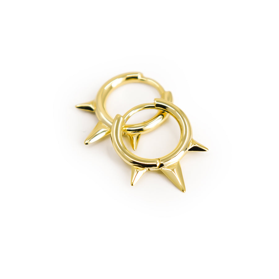 Drei Spike Ohrringe aus vergoldetem 925 Silber, alternativer und Gothic Schmuck, auffällige goldene Ohrringe mit dreifachem Spike-Design für Damen von Pour la Rebelle.