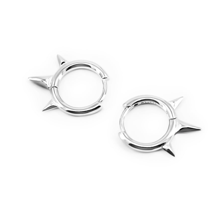 Drei Spike Ohrringe aus 925 Silber, alternativer und Gothic Schmuck, markante silberne Ohrringe mit dreifachem Spike-Design für Damen von Pour la Rebelle.