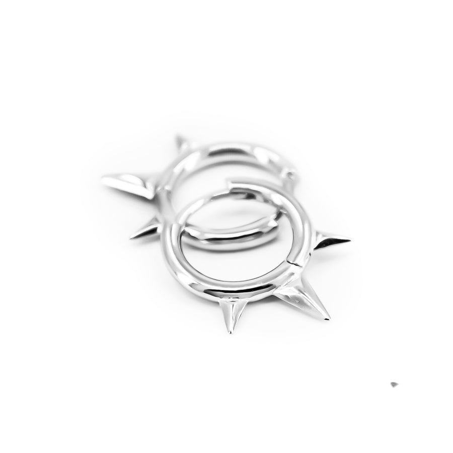 Drei Spike Punk Ohrringe aus 925 Silber, alternativer und Gothic Schmuck, markante silberne Ohrringe mit dreifachem Spike-Design für Damen von Pour la Rebelle.