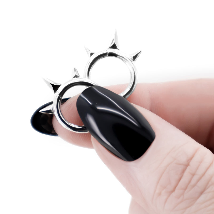 Drei Spike Punk Ohrringe aus 925 Silber, alternativer und Gothic Schmuck, markante silberne Ohrringe mit dreifachem Spike-Design für Damen von Pour la Rebelle.