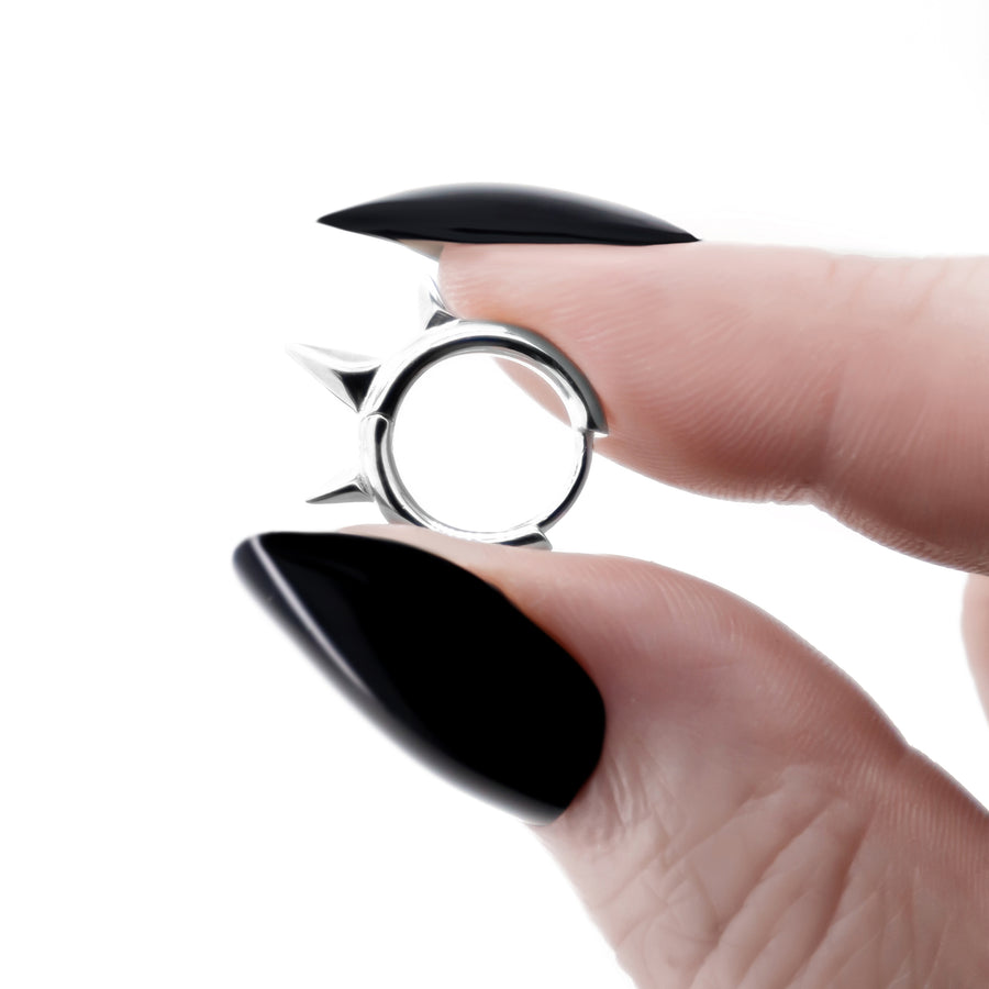 Drei Spike Punk Ohrringe aus 925 Silber, alternativer und Gothic Schmuck, markante silberne Ohrringe mit dreifachem Spike-Design für Damen von Pour la Rebelle.