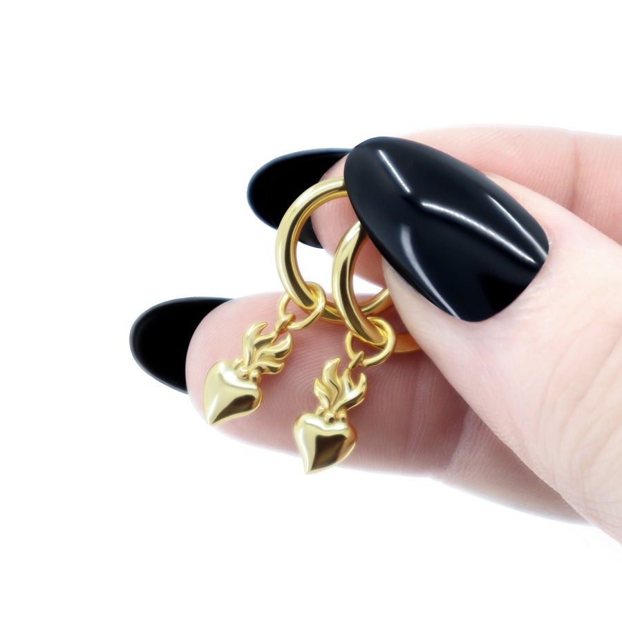 Flammendes Herz Ohrringe aus vergoldetem 925 Silber, Ex-Voto Ohrringe, auffälliger und alternativer Schmuck, einzigartige Creolen mit Herz Anhänger in Gold, stilvolle Accessoires von Pour la Rebelle