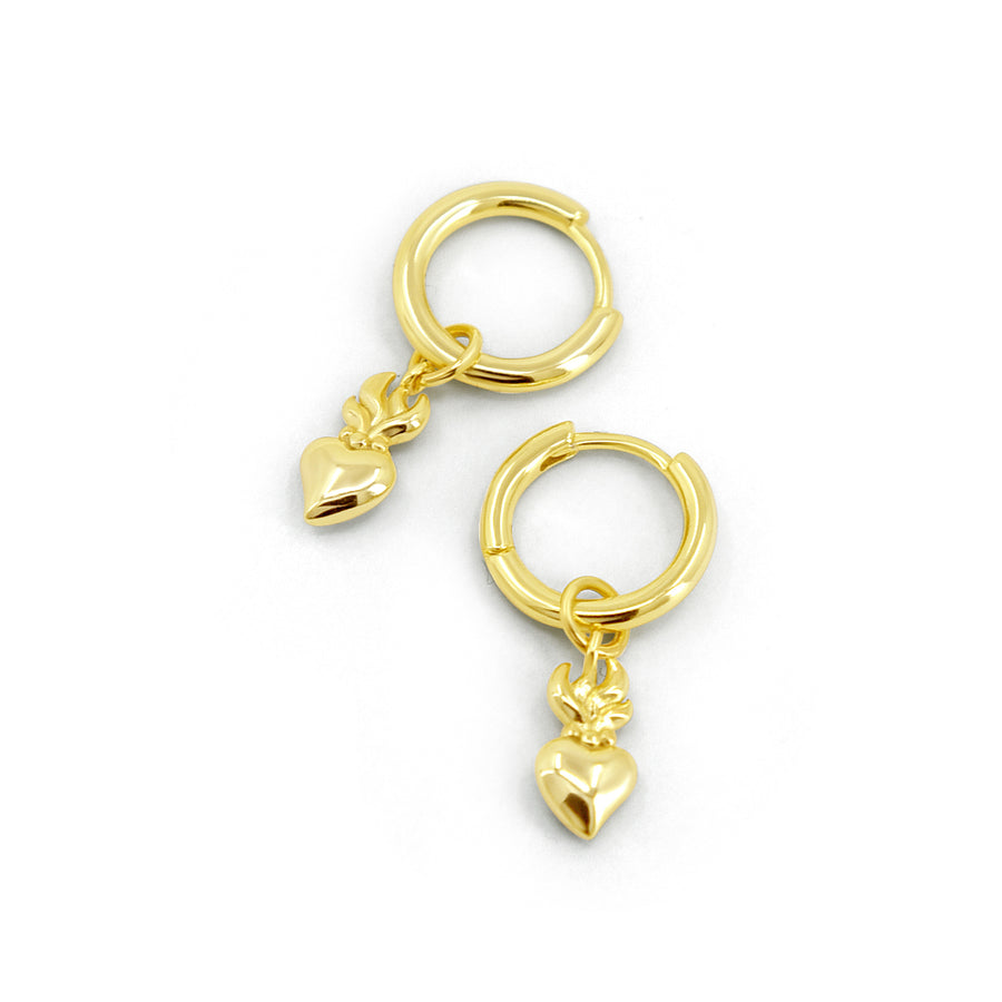 Flammendes Herz Ohrringe aus vergoldetem 925 Silber, Ex-Voto Ohrringe, auffälliger und alternativer Schmuck, einzigartige Creolen mit Herz Anhänger in Gold, stilvolle Accessoires von Pour la Rebelle