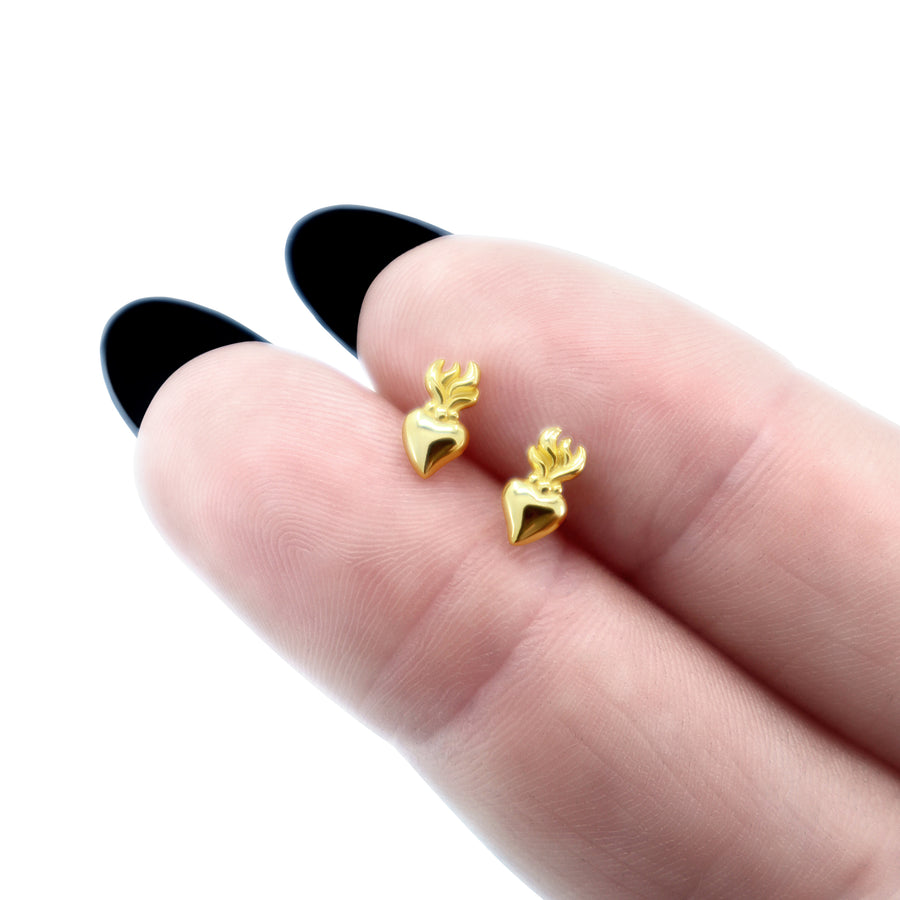 Flammende Herz Ohrstecker aus 14K vergoldetem 925 Silber, Ex Voto Herz Ohrringe, auffälliger und alternativer Schmuck, einzigartiges Design, stilvolle Ohrringe für Damen von Pour la Rebelle