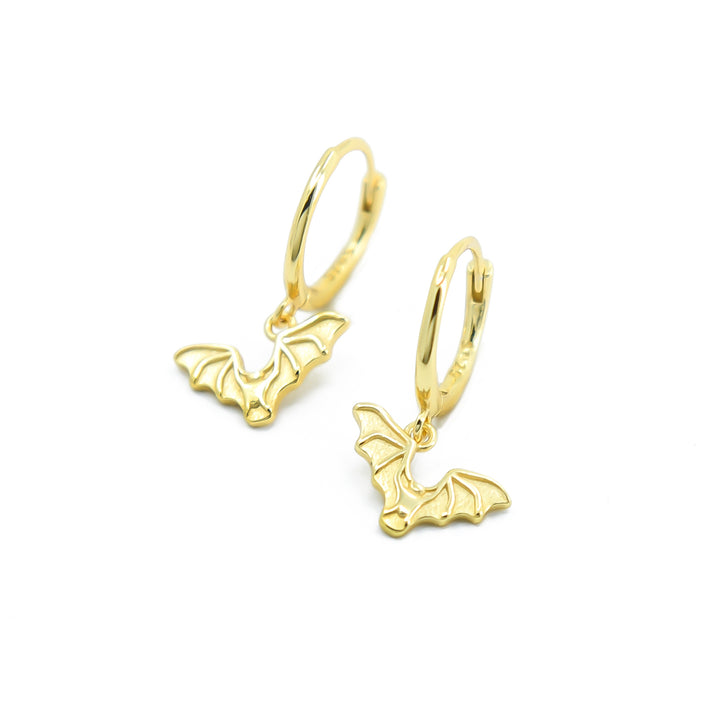 Fledermaus Ohrringe aus vergoldetem 925 Silber, Gothic und alternativer Schmuck, mystische goldene Creolen mit Fledermaus-Anhängern für Damen von Pour la Rebelle.