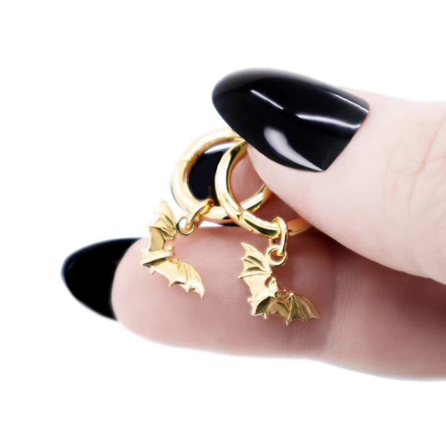 Fledermaus Ohrringe aus vergoldetem 925 Silber, alternativer und Gothic Schmuck, süße goldene Ohrringe mit Fledermaus-Design für Damen von Pour la Rebelle.