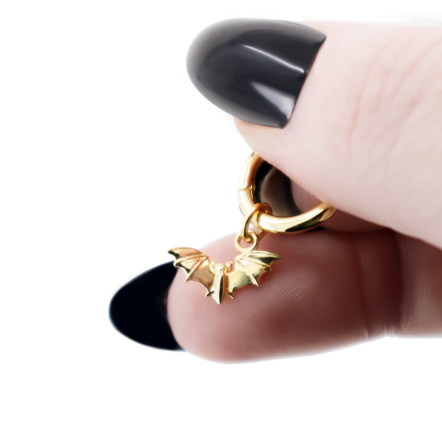 Fledermaus Ohrringe aus vergoldetem 925 Silber, alternativer und Gothic Schmuck, süße goldene Ohrringe mit Fledermaus-Design für Damen von Pour la Rebelle.