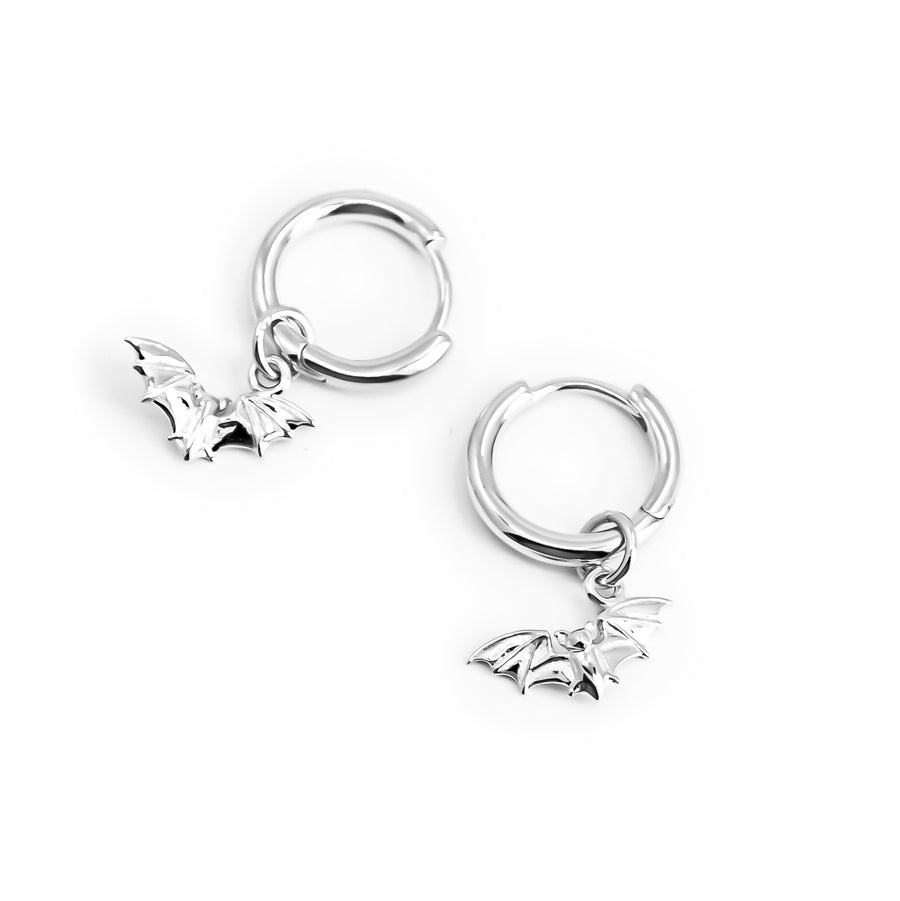 Fledermaus Ohrringe aus 925 Silber, alternativer und Gothic Schmuck, süße silberne Ohrringe mit Fledermaus-Design für Damen von Pour la Rebelle.