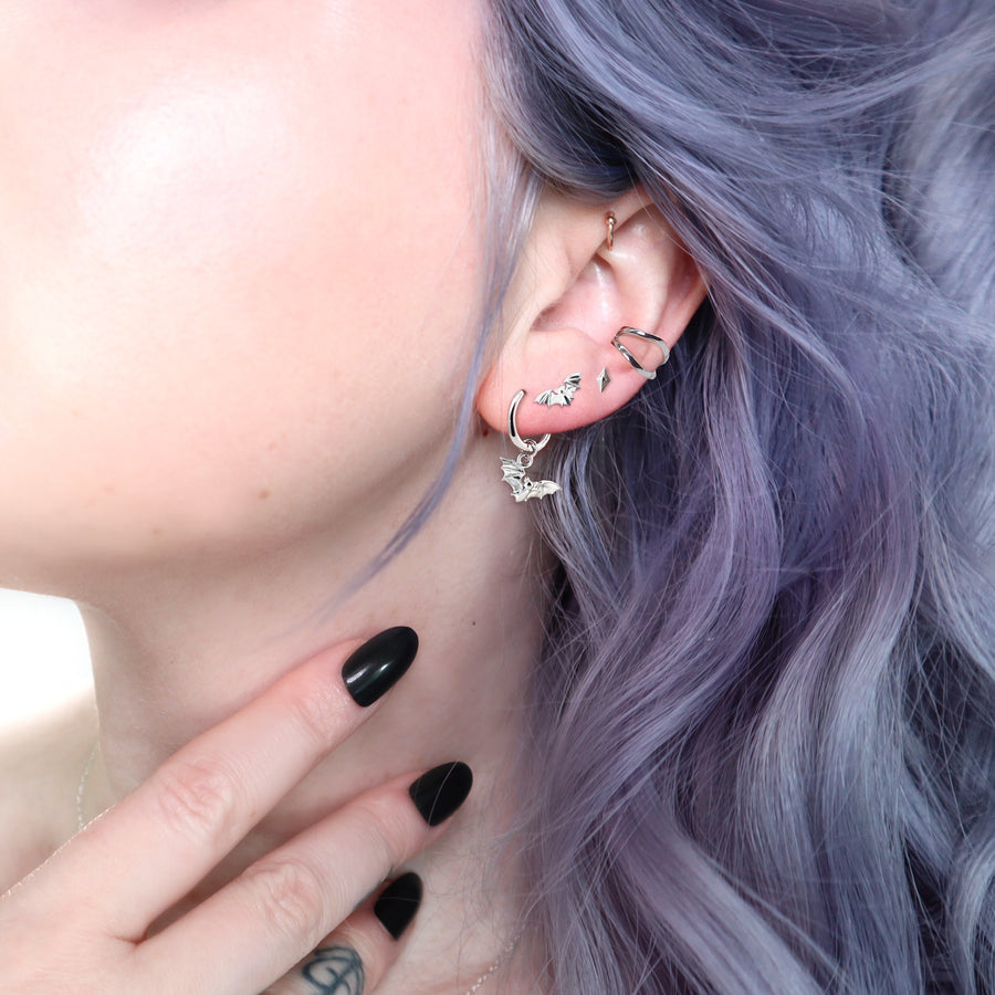 Fledermaus Ohrringe aus 925 Silber, alternativer und Gothic Schmuck, süße silberne Ohrringe mit Fledermaus-Design für Damen von Pour la Rebelle.