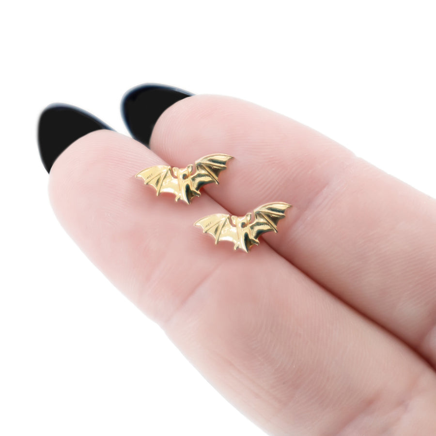 Kleine Fledermaus Ohrstecker aus vergoldetem 925 Silber, alternativer und Gothic Schmuck, süße goldene Ohrstecker mit Fledermaus-Design für Damen von Pour la Rebelle.