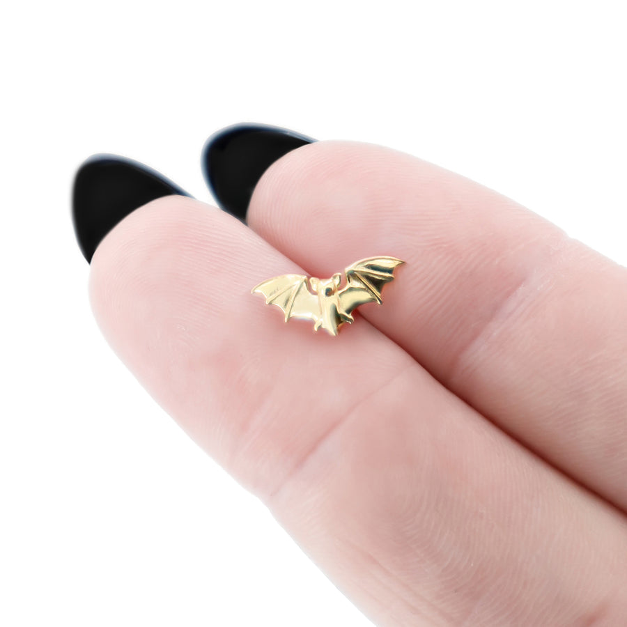 Kleine Fledermaus Ohrstecker aus vergoldetem 925 Silber, alternativer und Gothic Schmuck, süße goldene Ohrstecker mit Fledermaus-Design für Damen von Pour la Rebelle.