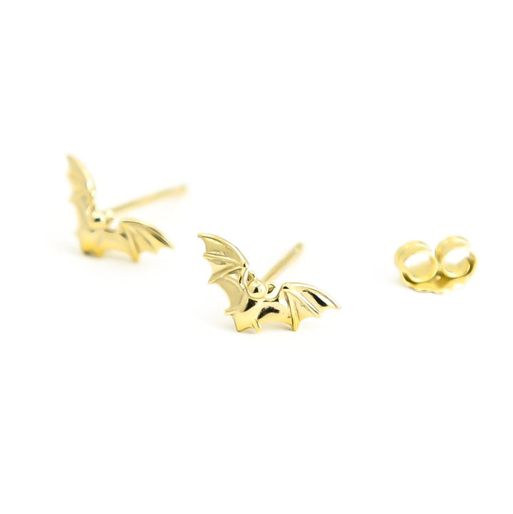 Kleine Fledermaus Ohrstecker aus vergoldetem 925 Silber, alternativer und Gothic Schmuck, süße goldene Ohrstecker mit Fledermaus-Design für Damen von Pour la Rebelle.