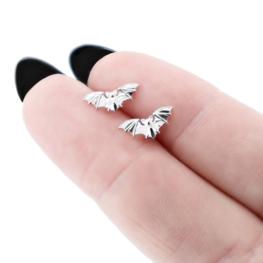 Kleine Fledermaus Ohrstecker aus 925 Silber, alternativer und Gothic Schmuck, süße silberne Ohrstecker mit Fledermaus-Design für Damen von Pour la Rebelle.