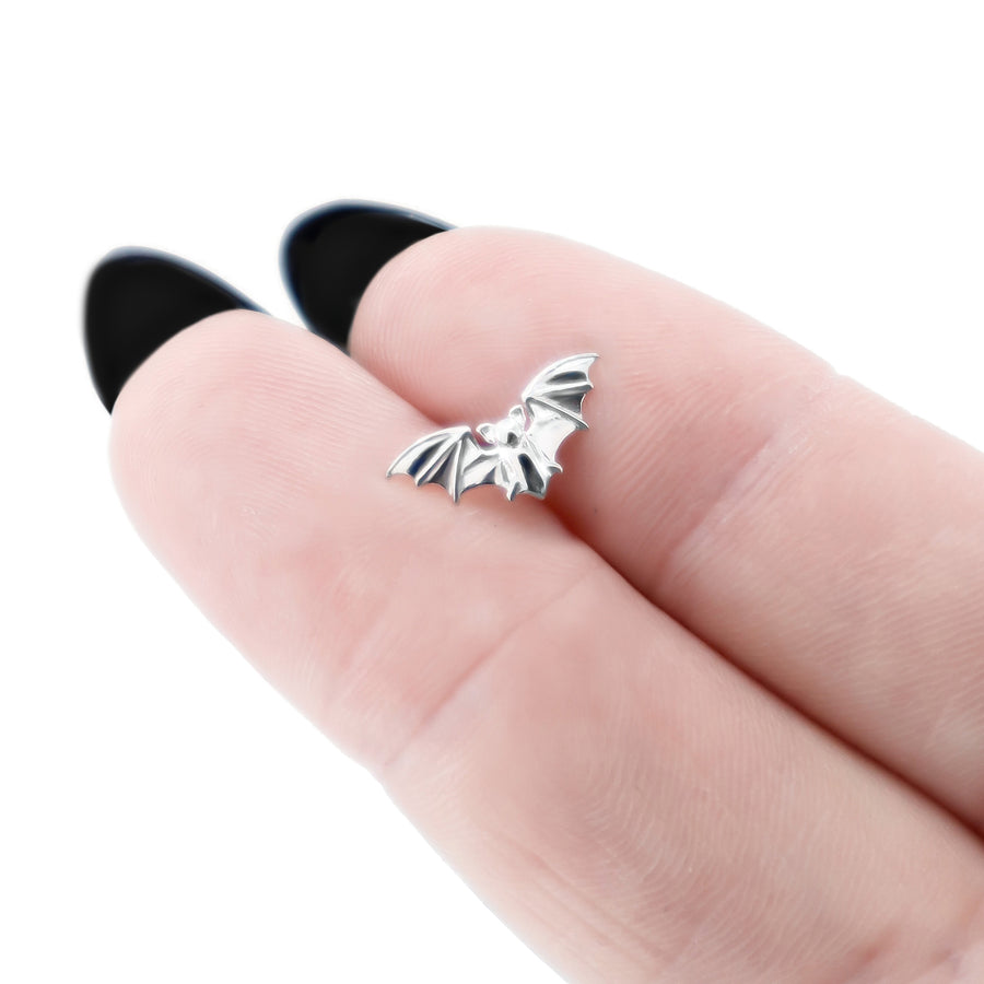 Kleine Fledermaus Ohrstecker aus 925 Silber, alternativer und Gothic Schmuck, süße silberne Ohrstecker mit Fledermaus-Design für Damen von Pour la Rebelle.