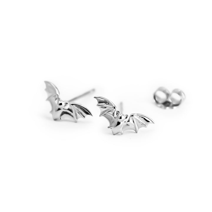 Kleine Fledermaus Ohrstecker aus 925 Silber, alternativer und Gothic Schmuck, süße silberne Ohrstecker mit Fledermaus-Design für Damen von Pour la Rebelle.
