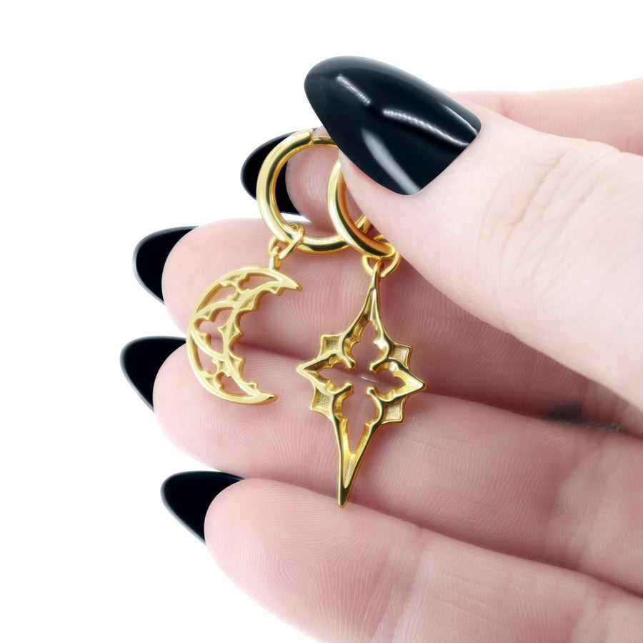 Gothic Kathedralen Mond Ohrringe aus vergoldetem 925 Silber, alternativer und mystischer Schmuck, detailreiche goldene Ohrringe mit Kathedralen-Mond-Design für Damen von Pour la Rebelle.