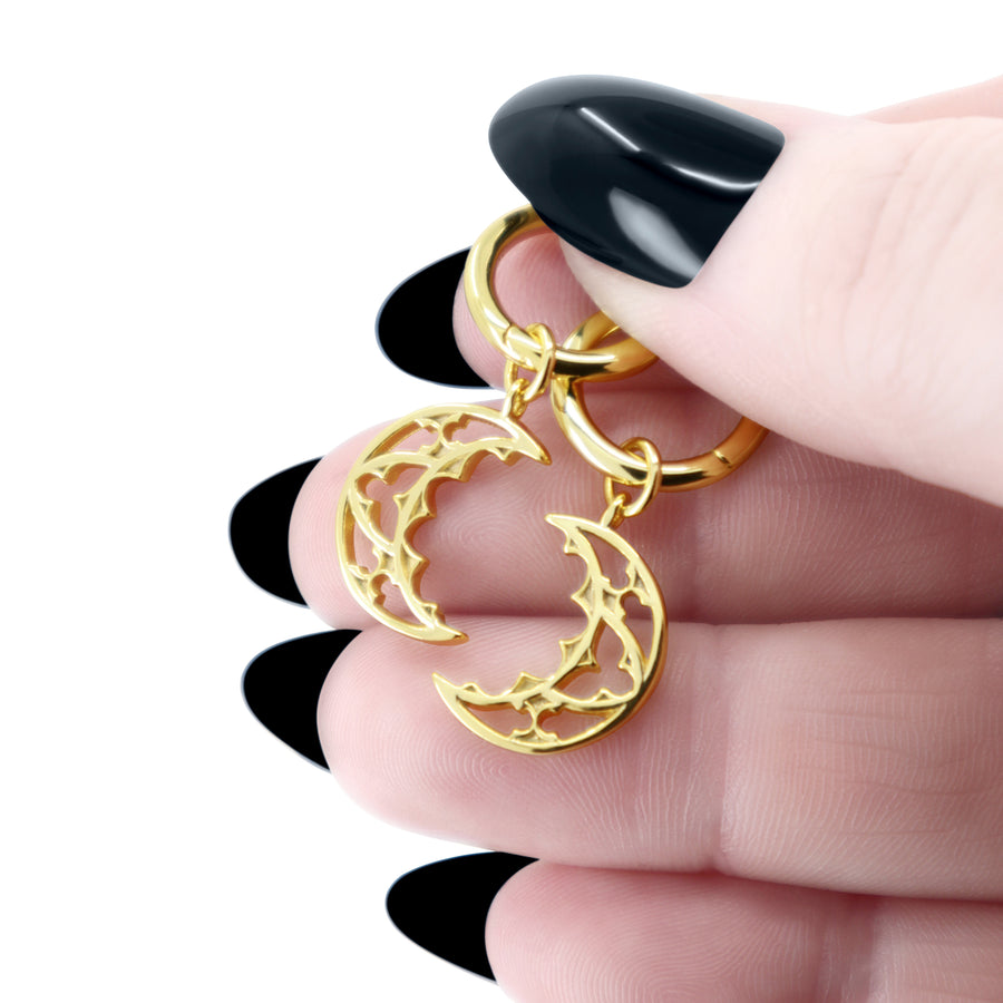 Gothic Kathedralen Mond Ohrringe aus vergoldetem 925 Silber, alternativer und mystischer Schmuck, detailreiche goldene Ohrringe mit Kathedralen-Mond-Design für Damen von Pour la Rebelle.