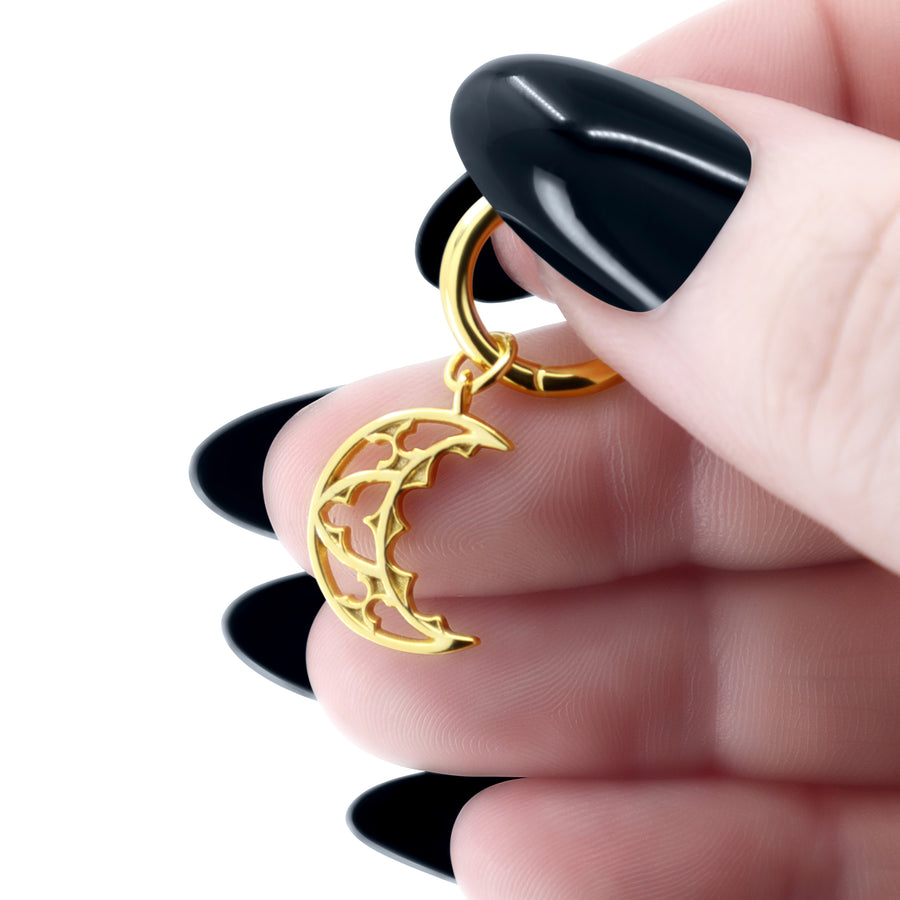 Gothic Kathedralen Mond Ohrringe aus vergoldetem 925 Silber, alternativer und mystischer Schmuck, detailreiche goldene Ohrringe mit Kathedralen-Mond-Design für Damen von Pour la Rebelle.