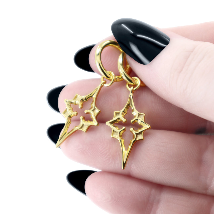 Gothic Kathedralen Stern Ohrringe aus vergoldetem 925 Silber, alternativer und mystischer Schmuck, detailreiche goldene Ohrringe mit Kathedralen-Stern-Design für Damen von Pour la Rebelle.
