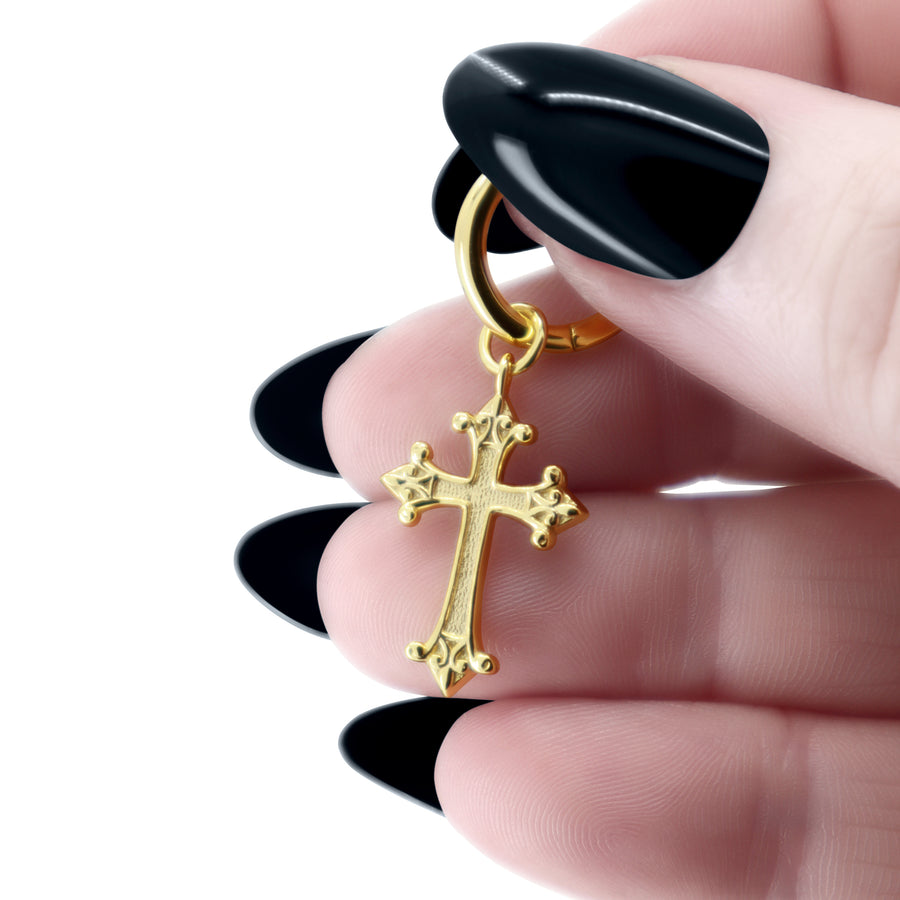 Gothic Kreuz Ohrringe aus vergoldetem 925 Silber, alternativer und mystischer Schmuck, goldene Kreuz-Ohrringe im düsteren Gothic-Design für Damen von Pour la Rebelle.
