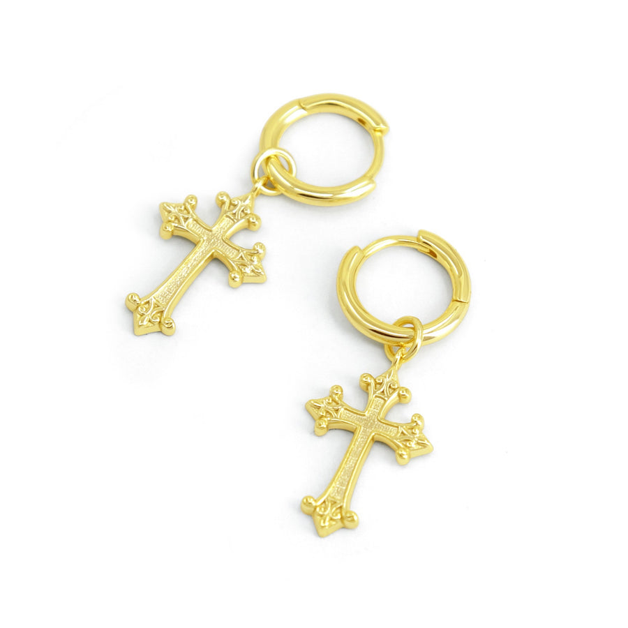 Gothic Kreuz Ohrringe aus vergoldetem 925 Silber, alternativer und mystischer Schmuck, goldene Kreuz-Ohrringe im düsteren Gothic-Design für Damen von Pour la Rebelle.
