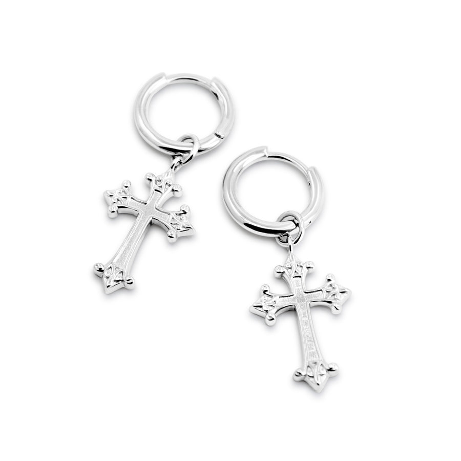 Gothic Kreuz Ohrringe aus 925 Silber, alternativer und mystischer Schmuck, silberne Kreuz-Ohrringe im düsteren Gothic-Design für Damen von Pour la Rebelle.
