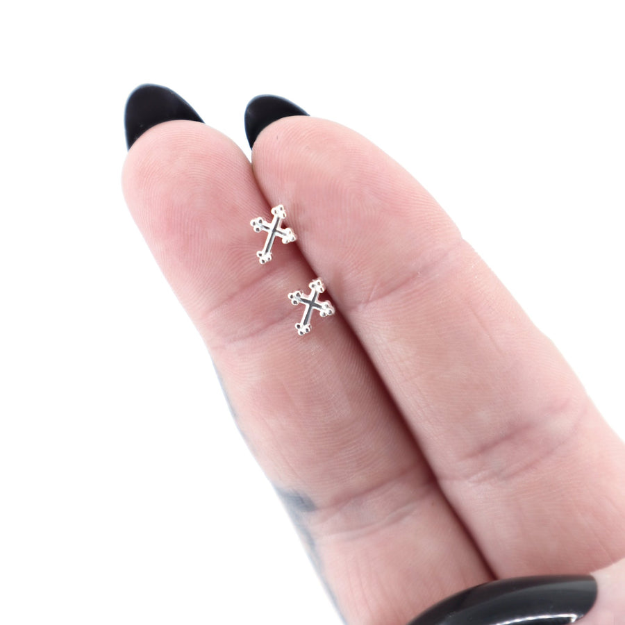 JewelryWe Kreuz Ohrstecker Herren – Edelstahl, Silber/gold/schwarz, 2,2 Cm, Inkl. Geschenkbeutel, Gravur Möglich