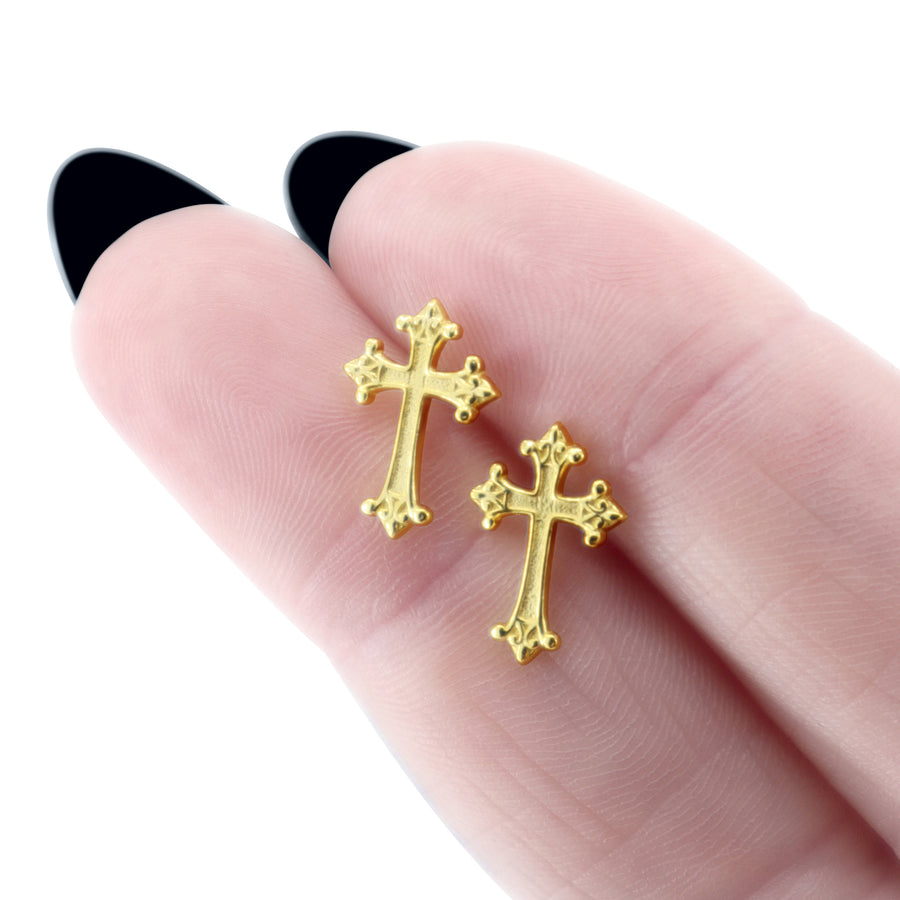 Gothic Kreuz Ohrstecker aus vergoldetem 925 Silber, alternativer und mystischer Schmuck, kleine goldene Kreuz-Ohrringe im düsteren Gothic-Design für Damen von Pour la Rebelle.
