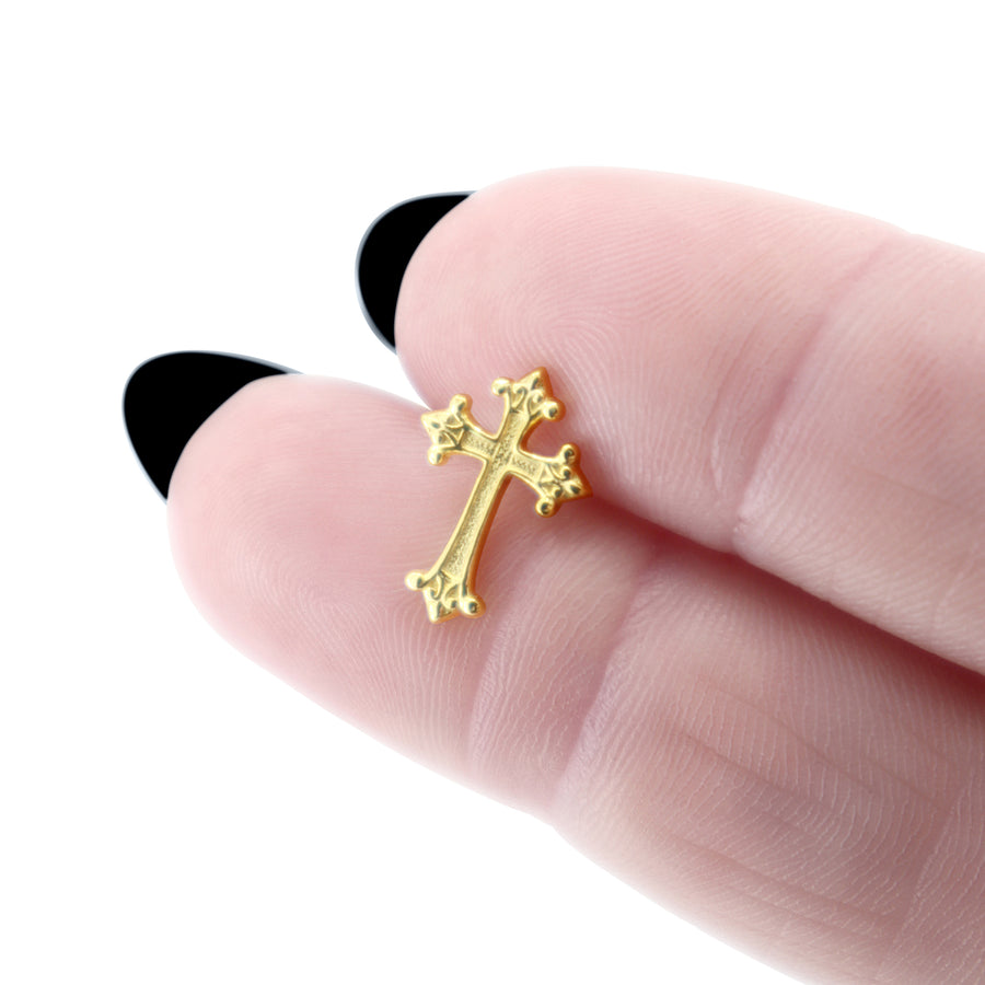 Gothic Kreuz Ohrstecker aus vergoldetem 925 Silber, alternativer und mystischer Schmuck, kleine goldene Kreuz-Ohrringe im düsteren Gothic-Design für Damen von Pour la Rebelle.
